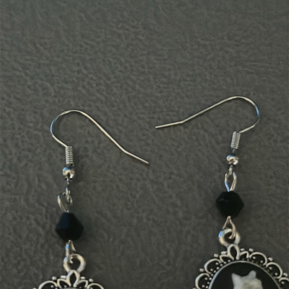 Cameo  style cat earrings - Picture 5 of 7